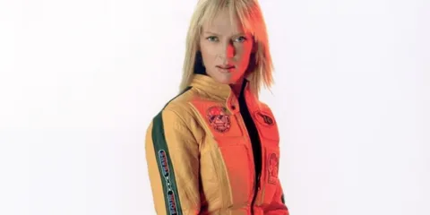 Personne en combinaison jaune, regard intense vers l'avant.
