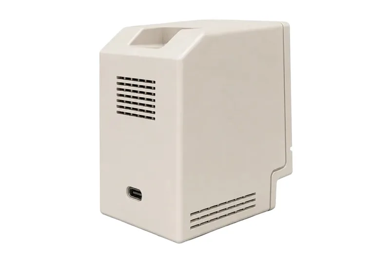 Boîtier beige avec grille et port USB-C.