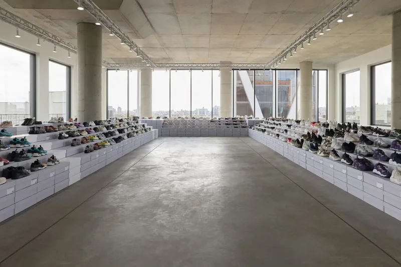 Magasin de baskets modernes avec de nombreuses chaussures exposées.