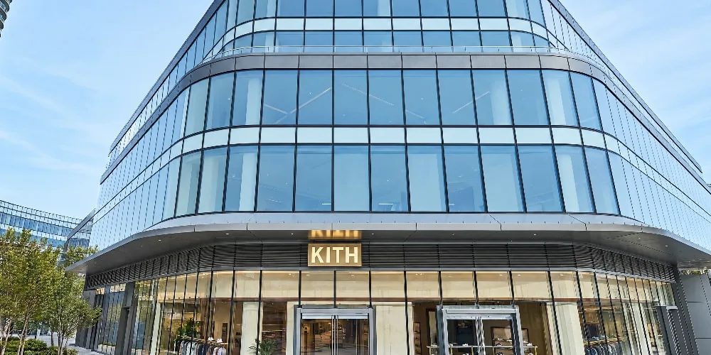 Façade vitrée moderne d’un magasin Kith dans un immeuble contemporain