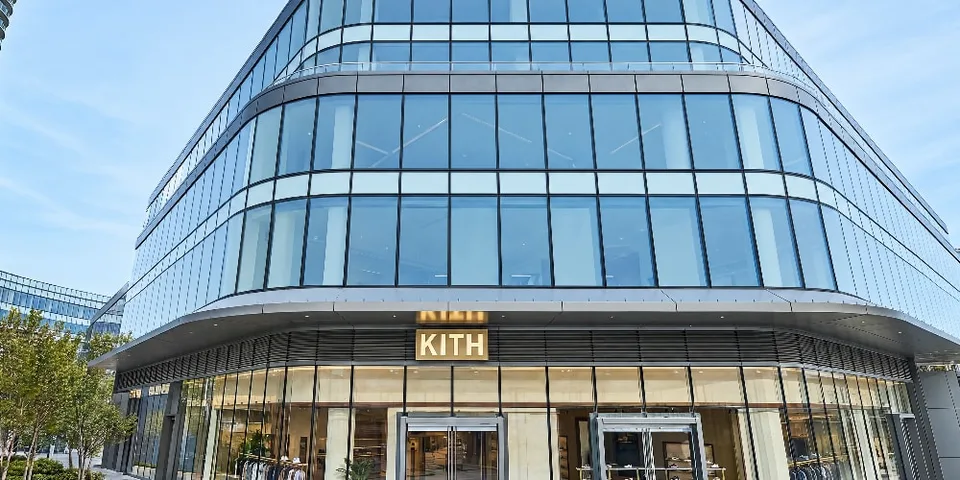 Façade vitrée moderne d’un magasin Kith dans un immeuble contemporain