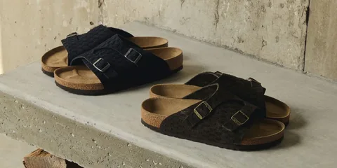 Paires de sandales en cuir sur une surface en béton.