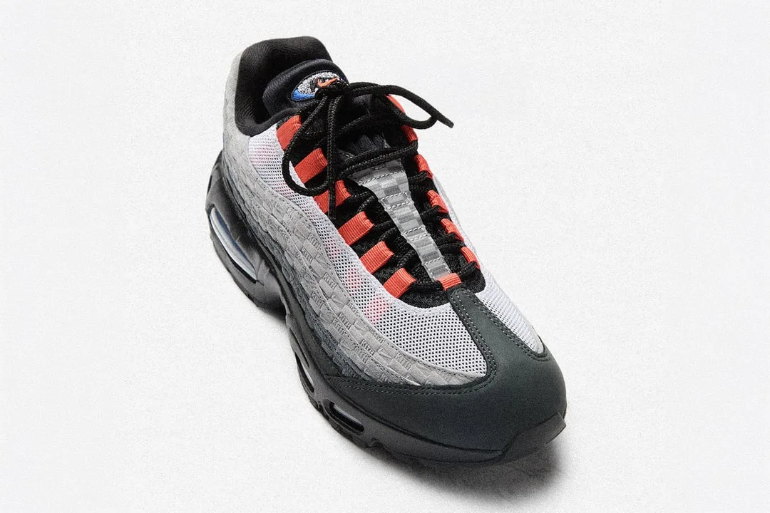 Basket Nike Air Max 95 en gris, blanc et rouge, vue de trois quarts