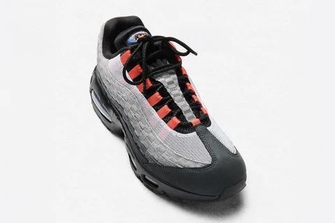 Basket Nike Air Max 95 en gris, blanc et rouge, vue de trois quarts