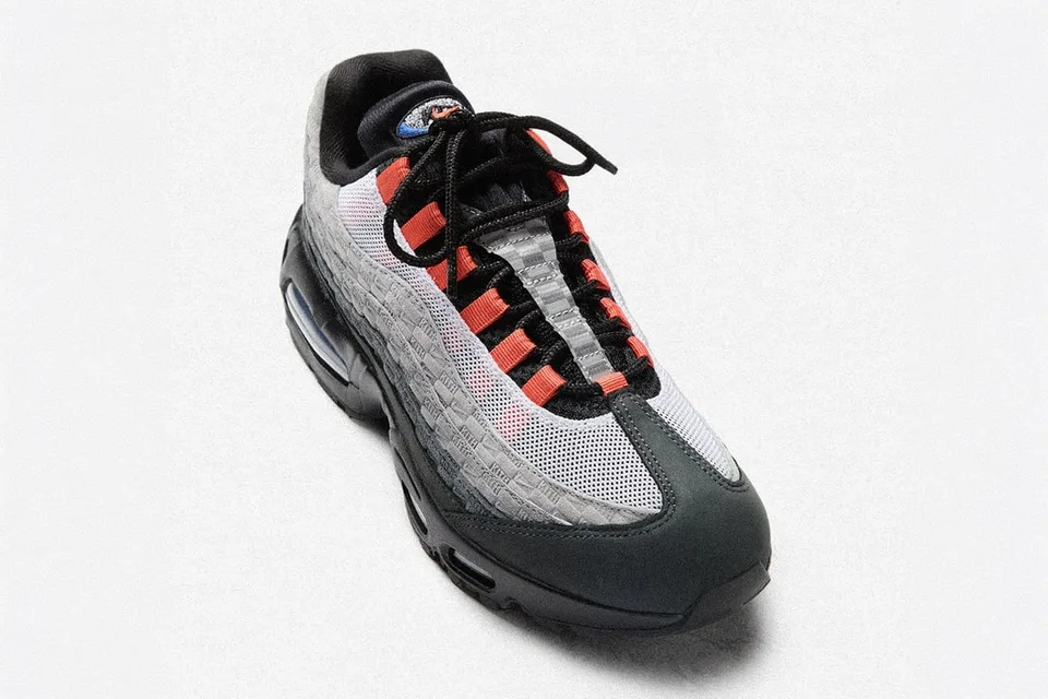 Basket Nike Air Max 95 en gris, blanc et rouge, vue de trois quarts