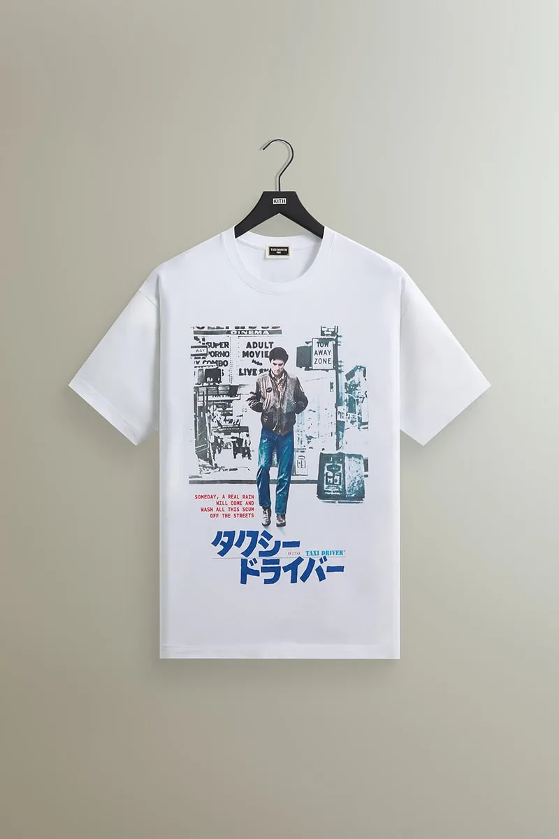 T-shirt blanc avec design inspiré par un film avec texte en japonais.