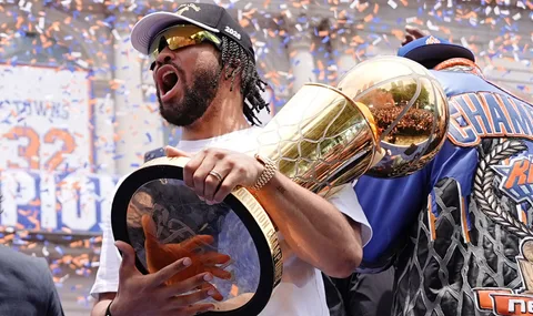 Homme célébrant avec un trophée doré sous une pluie de confettis.
