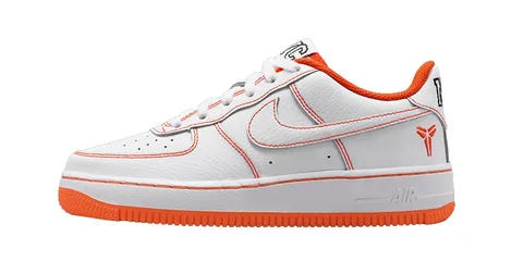 Chaussure de sport blanche avec accents orange et logo Nike, vue de côté gauche.