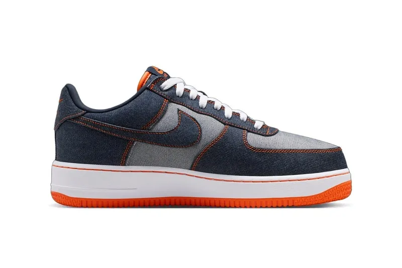 Baskets en denim bleu et gris avec semelle orange et blanche