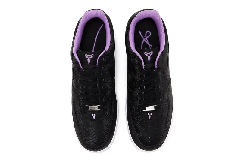 Paire de baskets noires avec détails violets, vue dessus.
