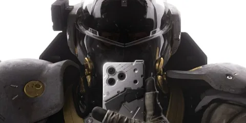 Personnage en armure utilisant un smartphone avec un design futuriste.