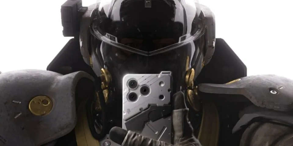 Personnage en armure utilisant un smartphone avec un design futuriste.