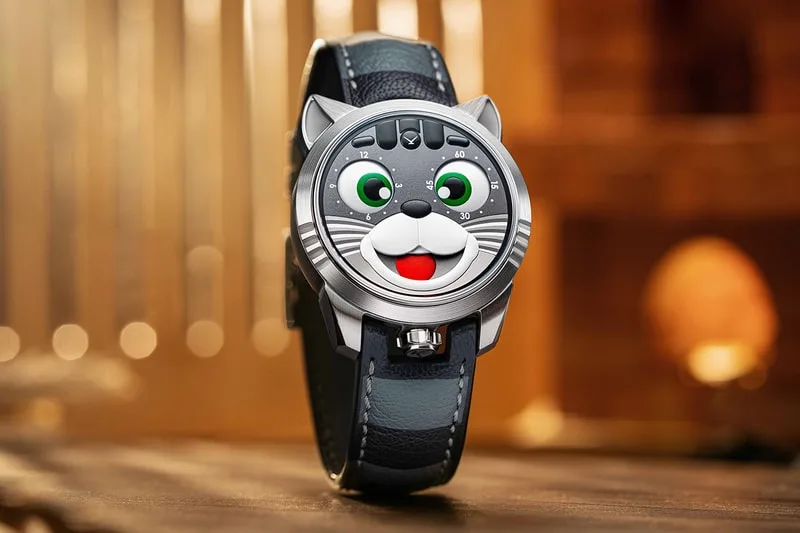 Montre avec cadran de chat souriant et bracelet en cuir.