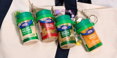 Quatre porte-clés Kraft Pocket Parm sur un sac blanc.
