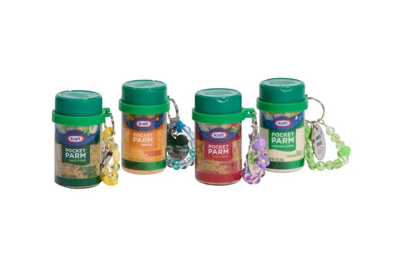 Quatre bouteilles de fromage parmesan avec porte-clés colorés.