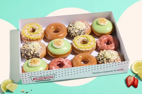 Boîte de donuts Krispy Kreme avec différentes garnitures colorées