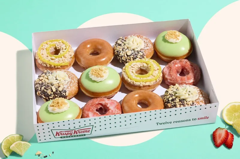 Boîte de donuts Krispy Kreme avec différentes garnitures colorées