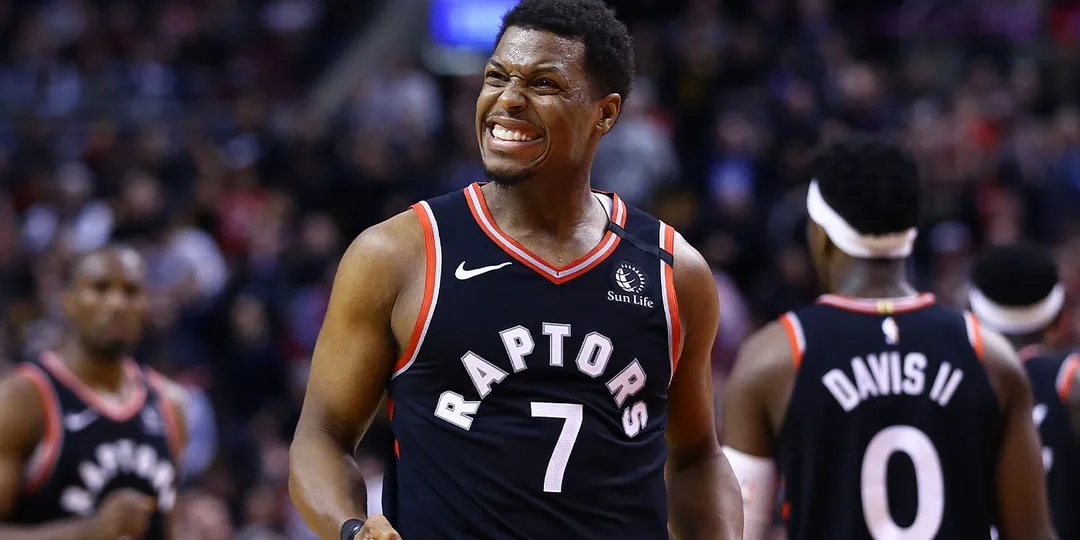 Joueur de basket Raptors célébrant sur le terrain.
