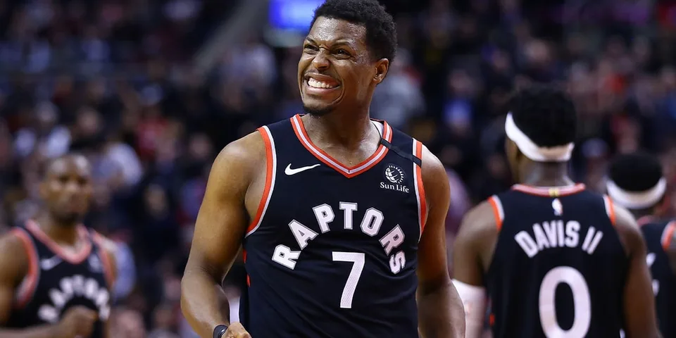 Joueur de basket Raptors célébrant sur le terrain.