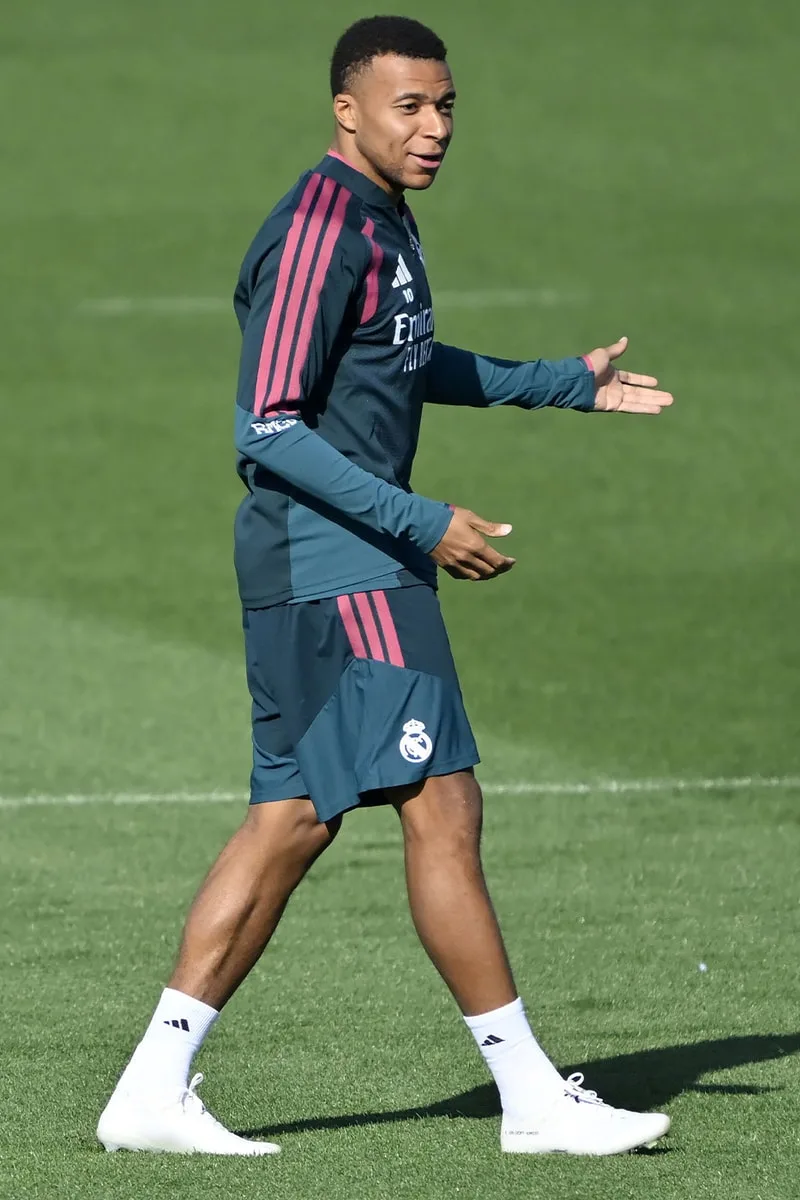 kylian-mbappe-la-premiere-chaussure-de-football-on/carousel-1.jpg