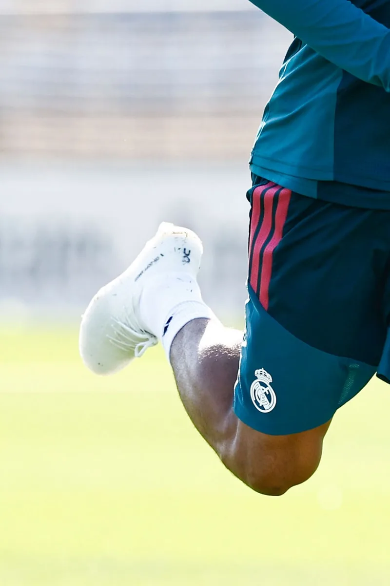 kylian-mbappe-la-premiere-chaussure-de-football-on/carousel-4.jpg