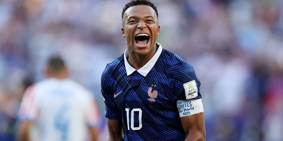 Joueur de football criant en maillot bleu de l'équipe de France.