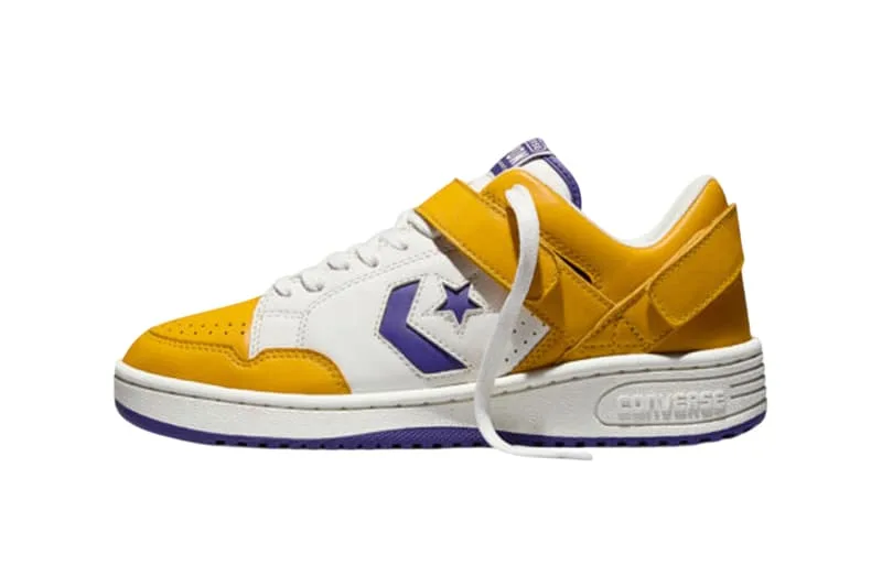 Baskets blanches et jaunes Converse avec logo étoile violet.