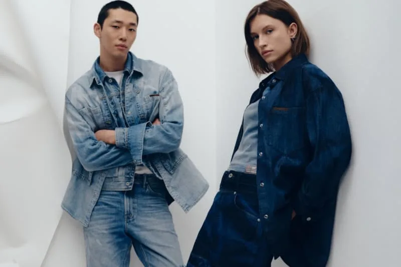 Deux personnes posent en tenues en denim, ambiance minimaliste.