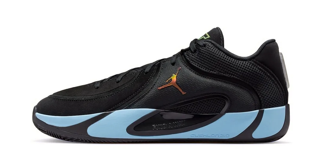 Chaussure noire avec semelle bleue et logo coloré.