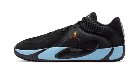 Chaussure noire avec semelle bleue et logo coloré.
