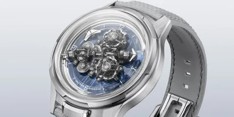 Montre argentée avec mécanisme visible et bracelet en cuir gris