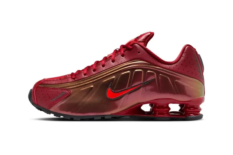 Chaussure de sport rouge et orange avec logo Nike.