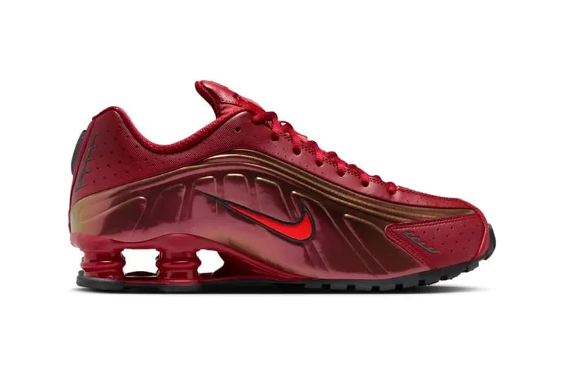 Chaussure rouge et noire avec logo Nike et semelle à ressorts.