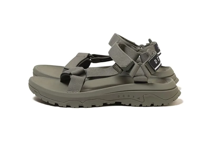 Sandales vertes avec des sangles ajustables.