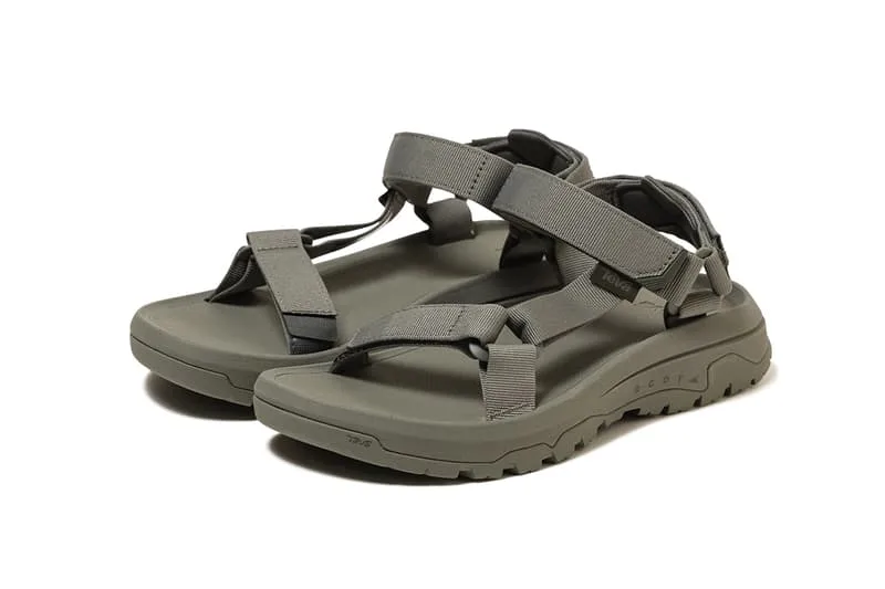 Sandales de randonnée grises avec sangles ajustables.