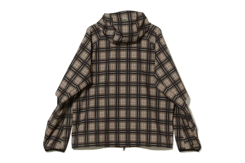 Veste à carreaux avec capuche, motif quadrillé.