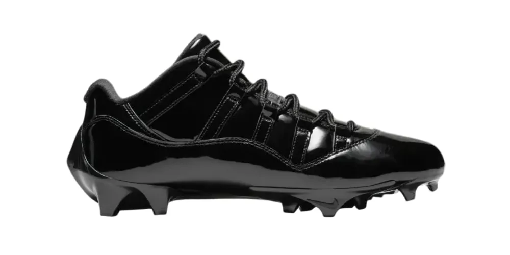 Chaussure à crampons noire avec lacets, design sportif et élégant.