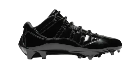 Chaussure à crampons noire avec lacets, design sportif et élégant.