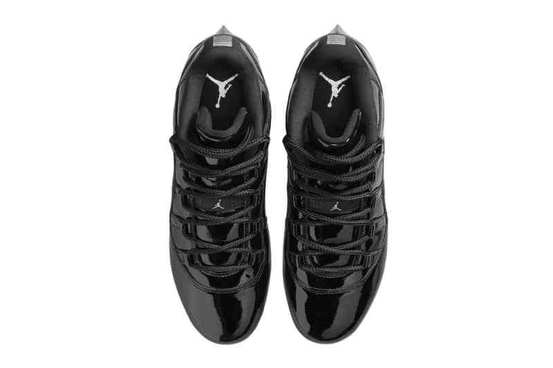 Vue de dessus de baskets noires avec logo Jumpman, fond blanc.