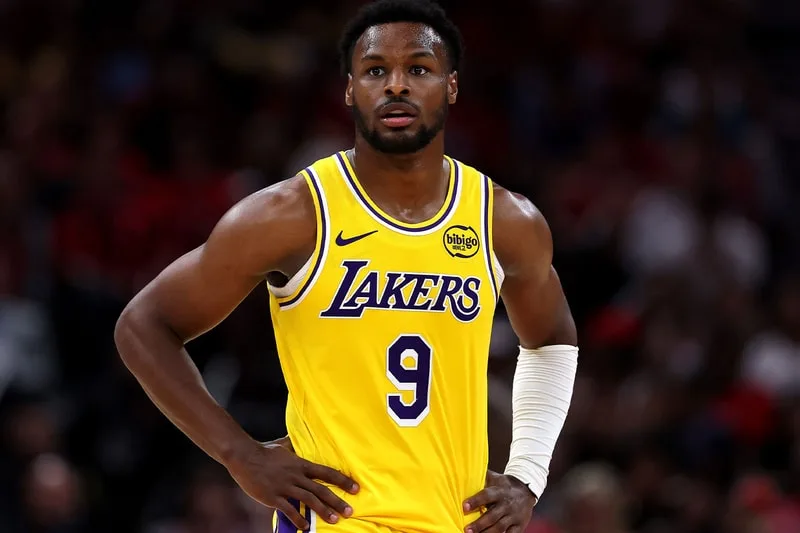 Joueur de basket en uniforme jaune des Lakers sur le terrain