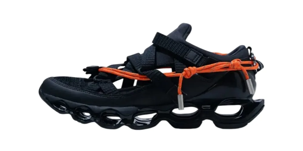 Chaussure noire avec semelle ajourée et lacets orange