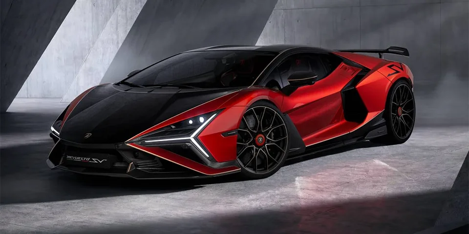 Voiture de sport rouge et noir avec design futuriste dans un garage moderne.