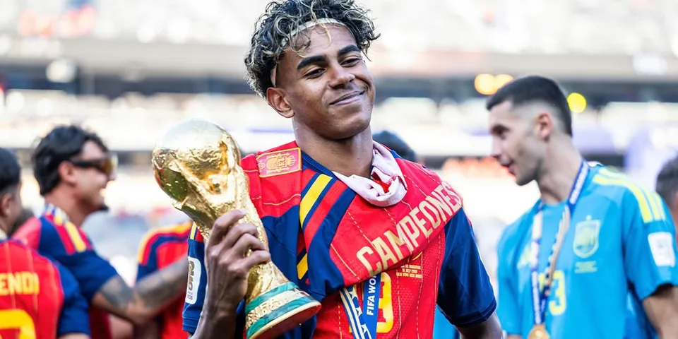 Joueur de football avec trophée de la Coupe du Monde, "campeones" visible.