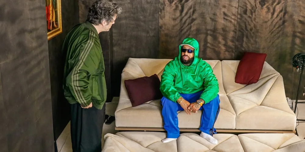 Deux personnes discutent dans un salon moderne.