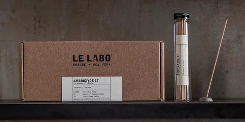 Boîte et flacon de parfum Le Labo sur une étagère.