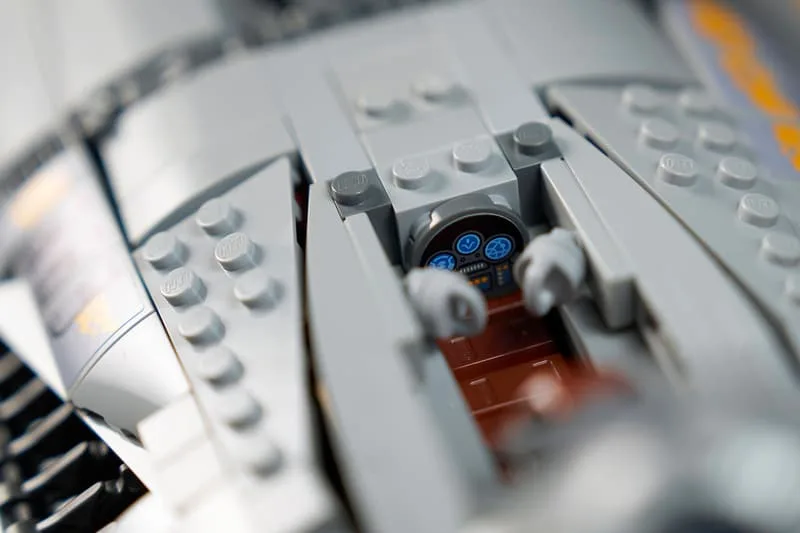 Vue rapprochée d'une construction en briques Lego grises.
