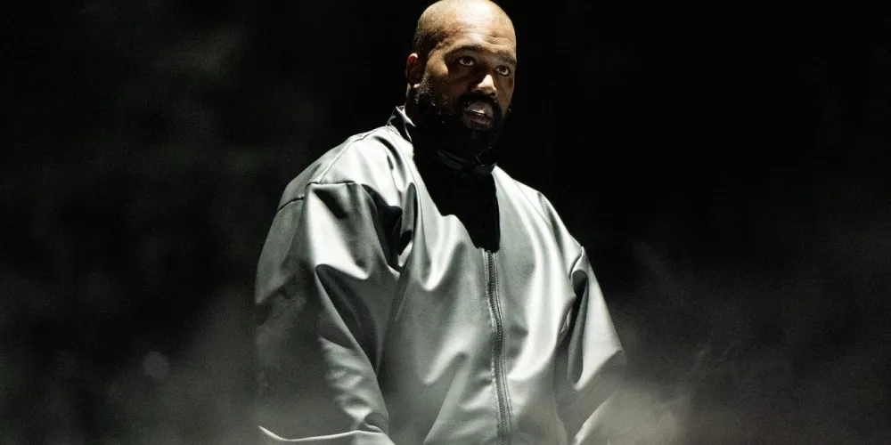 Homme en veste sombre sur fond noir