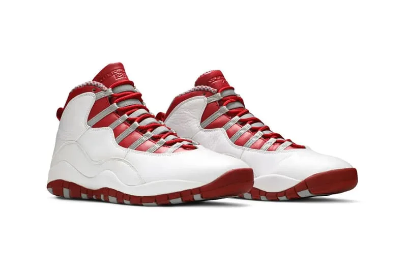 Chaussures blanches et rouges, style basket montante