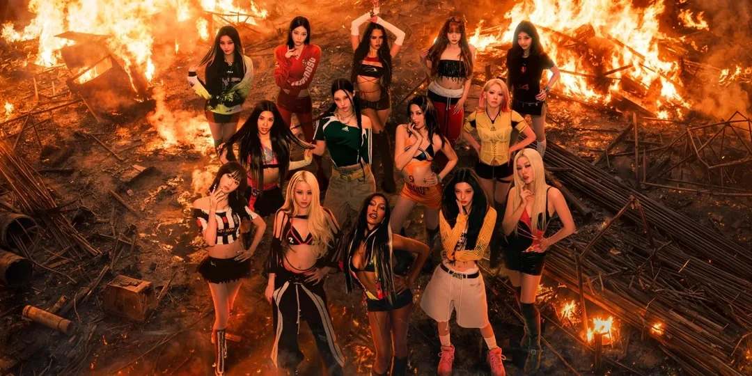 Groupe de femmes devant des flammes, dans une scène dramatique.