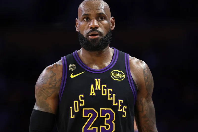 Joueur de basket avec maillot noir et numéro 23.